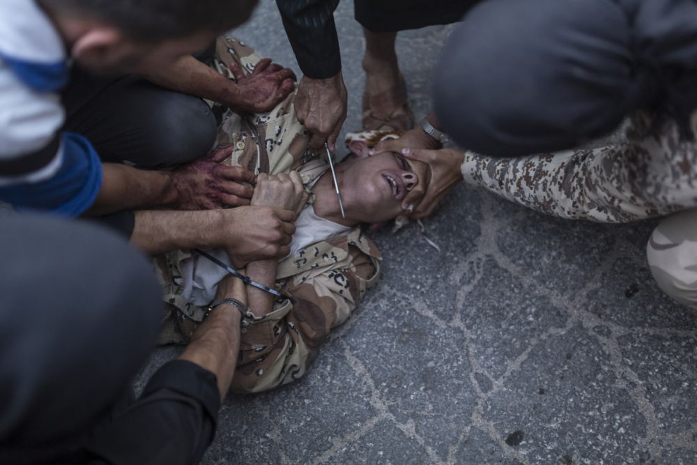 Повстанцы казнят молодого человека в Сирии. Фото: Emin Özmen, Agence LeJournal