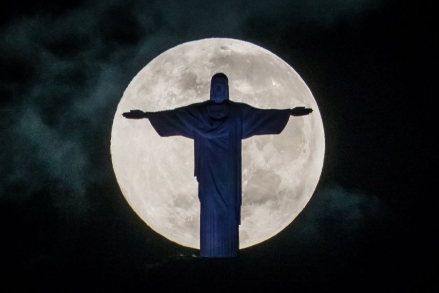 Статуя Христа Спасителя на фоне Луны, Бразилия