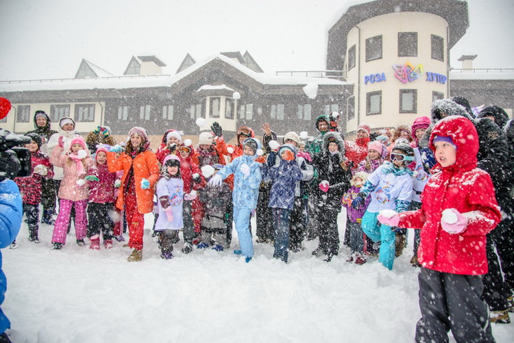 Детский праздник в Международный день снега был и в самом деле днем снега. 