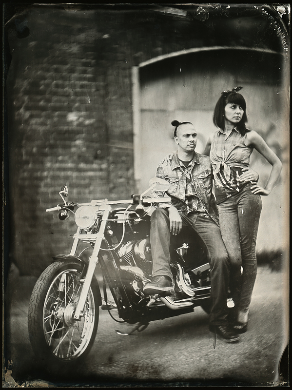 Пара у мотоцикла. Амбротипия. Фото: Андрей Шерстюк