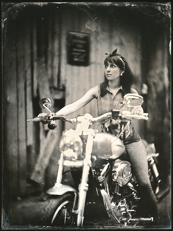 Девушка на мотоцикле. Амбротипия. Фото: Андрей Шерстюк