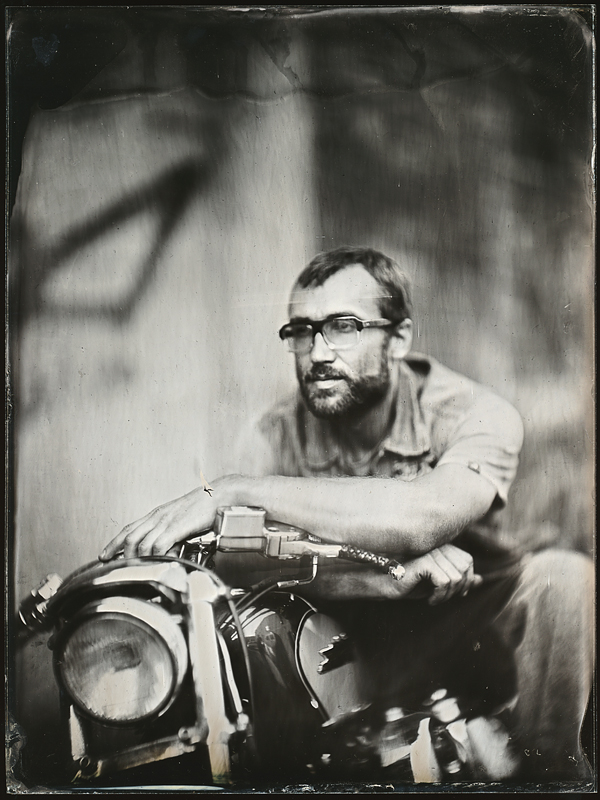 Мужчина с мотоциклом.  Амбротипия. Фото: Андрей Шерстюк