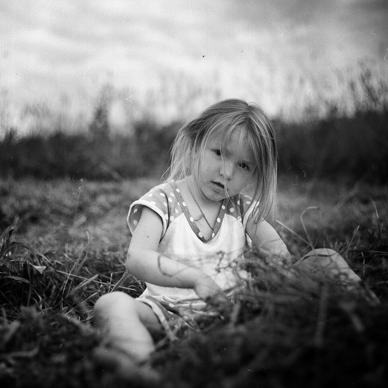 Девочка в траве. Фото Полины Кириленко