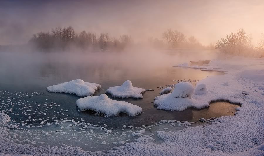 Зимнее озеро и туман