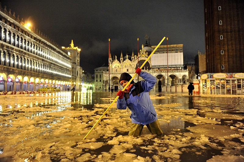 Венецию в этом году не просто затопило, но и начало покрывать льдом. 