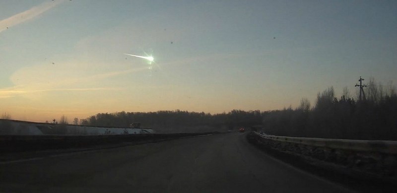Челябинский метеорит входит в атмосферу Земли. 