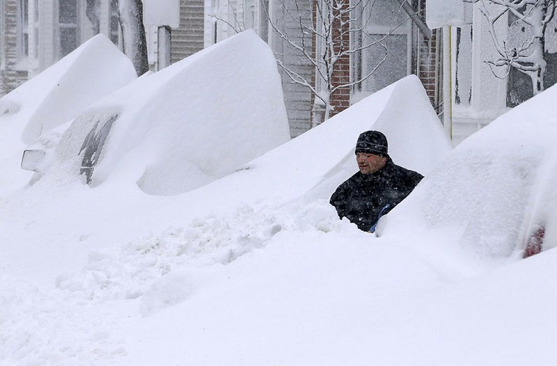 Снежный шторм "Немо” обрушился на США, насыпав рекордно высокие сугробы. 