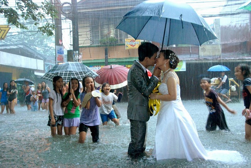 Свадьба на Филиппинах, во время наводнения. 