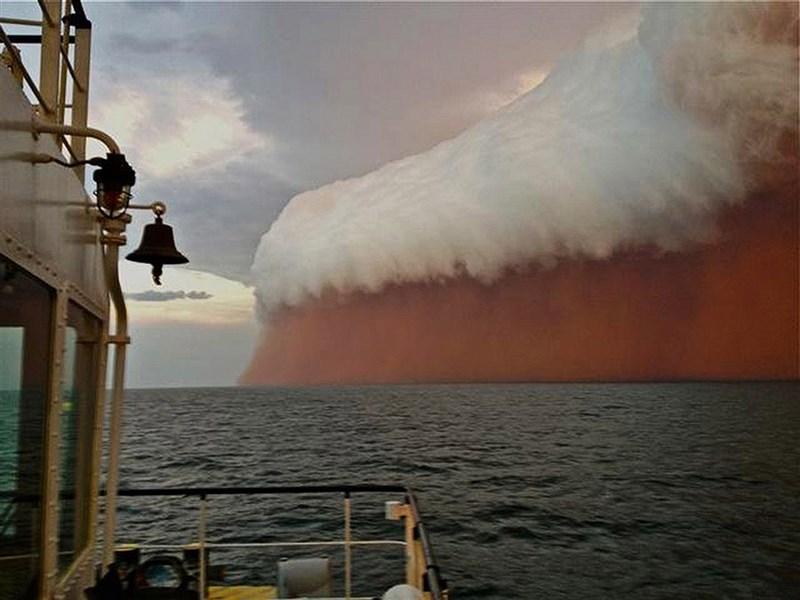 Капитан судна в Австралии снял необычное облако над океаном. 
