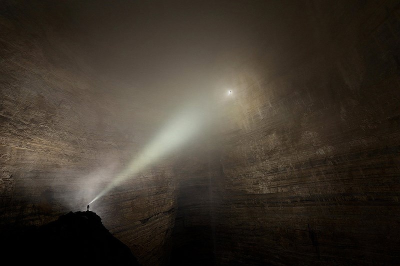 Пещера Эр Ван Донг в китайской провинции Чунцин. Исследователи случайно наткнулись на пещеру настолько громадную, что внутри неё существует собственная погодная система – тонкие облака и вечные туманы. 