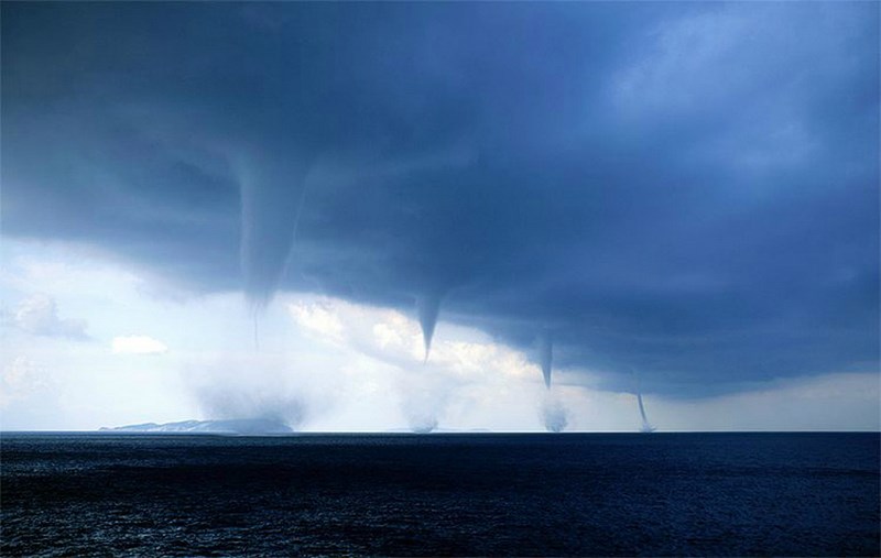 4 торнадо у берегов Италии. Эта феноменальная фотография была сделана фотографом Роберто Гиудичи (Roberto Giudici), когда он находился на лодке у города Бриндизи, Италия. 