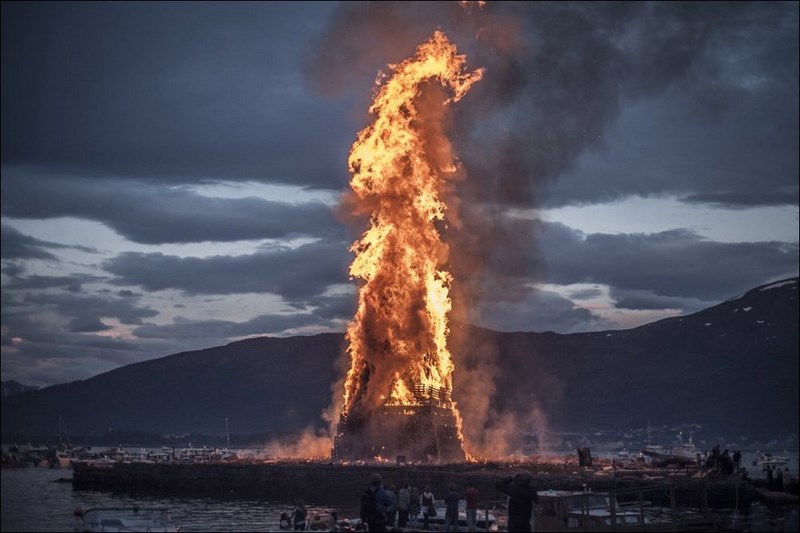В честь рождения Иоанна Крестителя в городе Олесунн, Норвегия проводится ежегодный фестиваль, на котором разжигается самый большой костер в мире. 