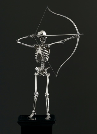 Неизвестный автор. Без названия (скелет из Аугсбурга). 17 век. Серебро, подставка из черного дерева. © DACS 2012 / РАО (Москва) 2013