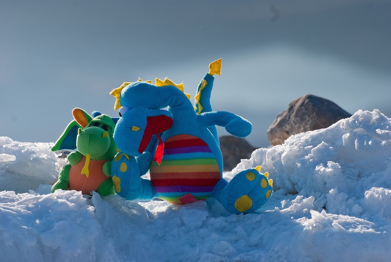 игрушки на снегу