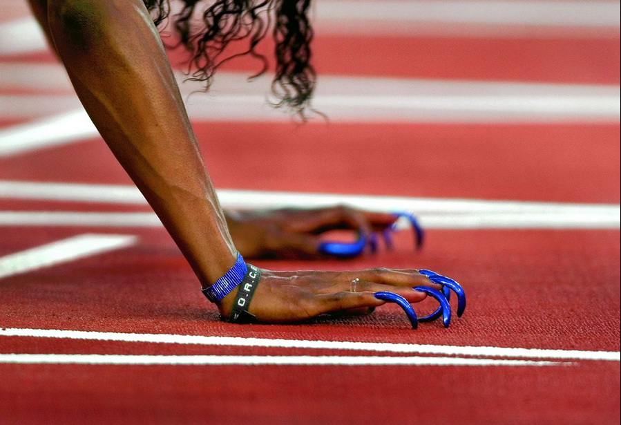 Олимпийская чемпионка Афин Гейл Диверс на старте