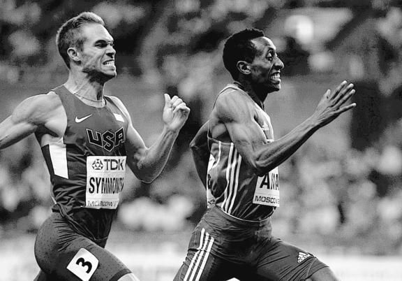 Золотой призер Эфиопии Mohammed Aman и серебряный призер США Nick Symmonds на финишной прямой мужского 800-метрового забега в Москве