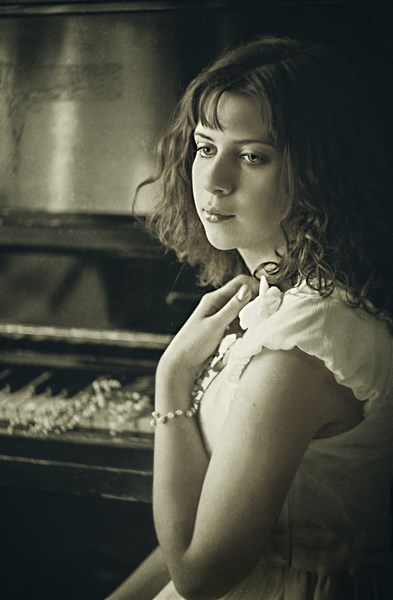 Портрет девушки у пианино