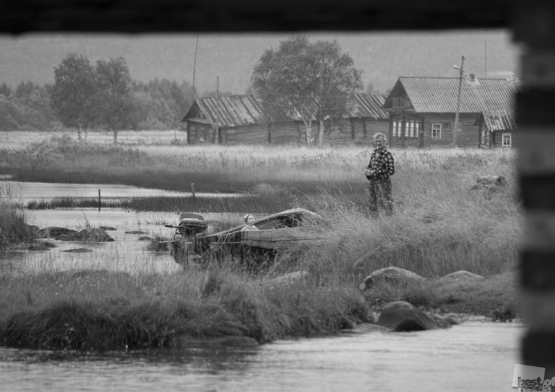 «Село Колемжа». Отец с сыном собирается на рыбалку. Эдуард Мусин, город Беломорск, Карелия