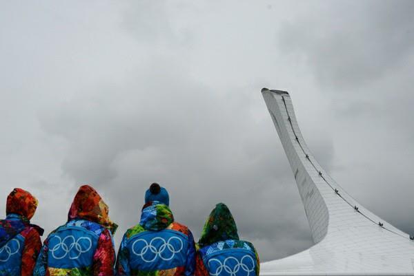 Волонтёры рядом с Чашей Олимпийского огня в Сочи. Фото: Владимир Астапкович/РИА-Новости