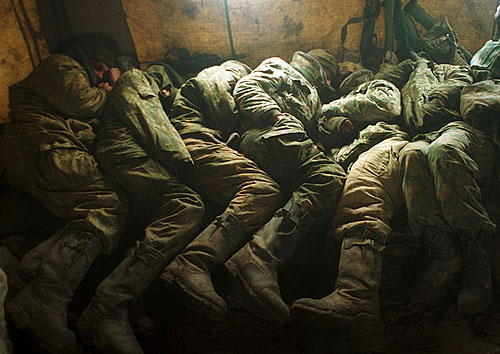 "Пресс Фото России - 2001", Лучшая фотография года: «Спящие солдаты». Владимир Веленгурин