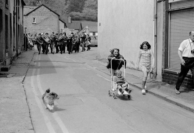 Дэвид Херн. Лланидлоес. Местный духовой оркестр ведет за собой Гражданский парад, который проводится в Лланидлоесе в последний раз. Из серии «Земля моего отца». 1973. © Magnum Photos