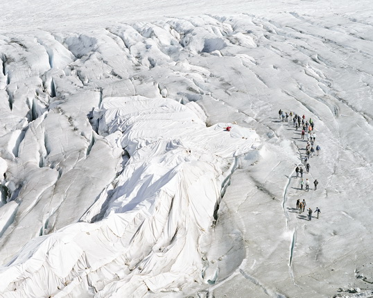 Маттье Гафсу. На Ронском леднике. Из серии «Альпы». 2008 - 2012. Courtesy Galerie C, Невшатель