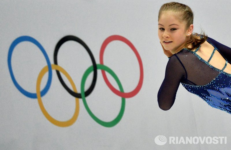 Юлия Липницкая выступает в короткой программе женского одиночного катания командных соревнований по фигурному катанию на XXII зимних Олимпийских играх в Сочи. Она набрала 72,9 балла.