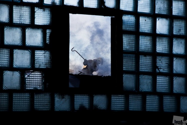 «Борьба с огнем». Пожарные тушат пламя на крыше фабрики Жиделева. Мария Сибирякова, Иваново 
