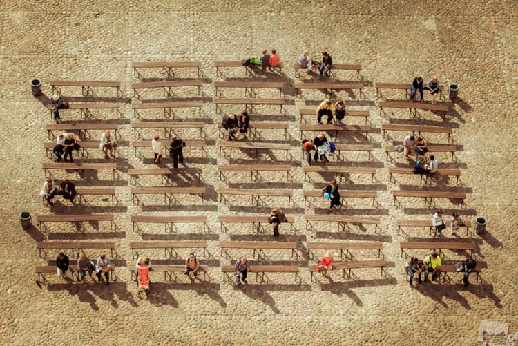 «До, ре, ми…». Солнечная Петропавловка, люди сидят на площади, слушают колокольный звон. Фото сделано с колокольни во время экскурсии. Василий Церевитинов, город Санкт-Петербург