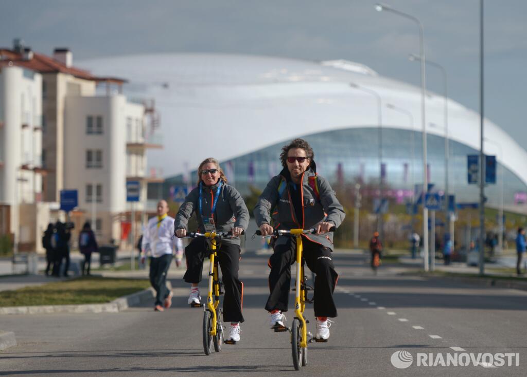 Сочи за три дня до Олимпиады: велосипедисты в прибрежной Олимпийской деревне. Фото: РИА Новости