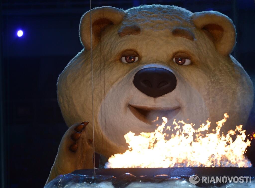 Церемония закрытия ОИ в Сочи. Мишка задувает огонь