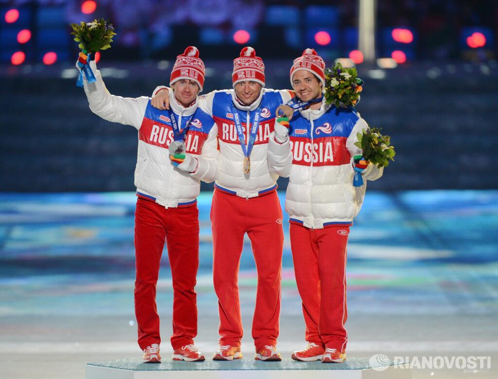 Российские лыжники на церемонии закрытия Олимпийских игр в Сочи