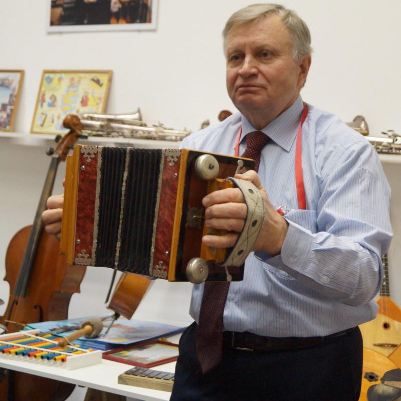 Юрий Борисович Куньшин, преподаватель музыки Курганского педагогического колледжа, создатель и руководитель музея музыкальных инструментов