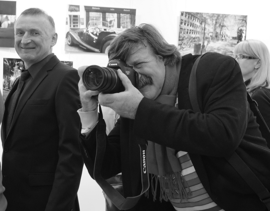 Фотограф Александр Тягны-Рядно на открытии выставки «Залечь на дно в Брюгге»