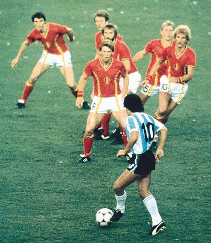 Марадона против шести бельгийских игроков. 1982 год. Стив Пауэлл