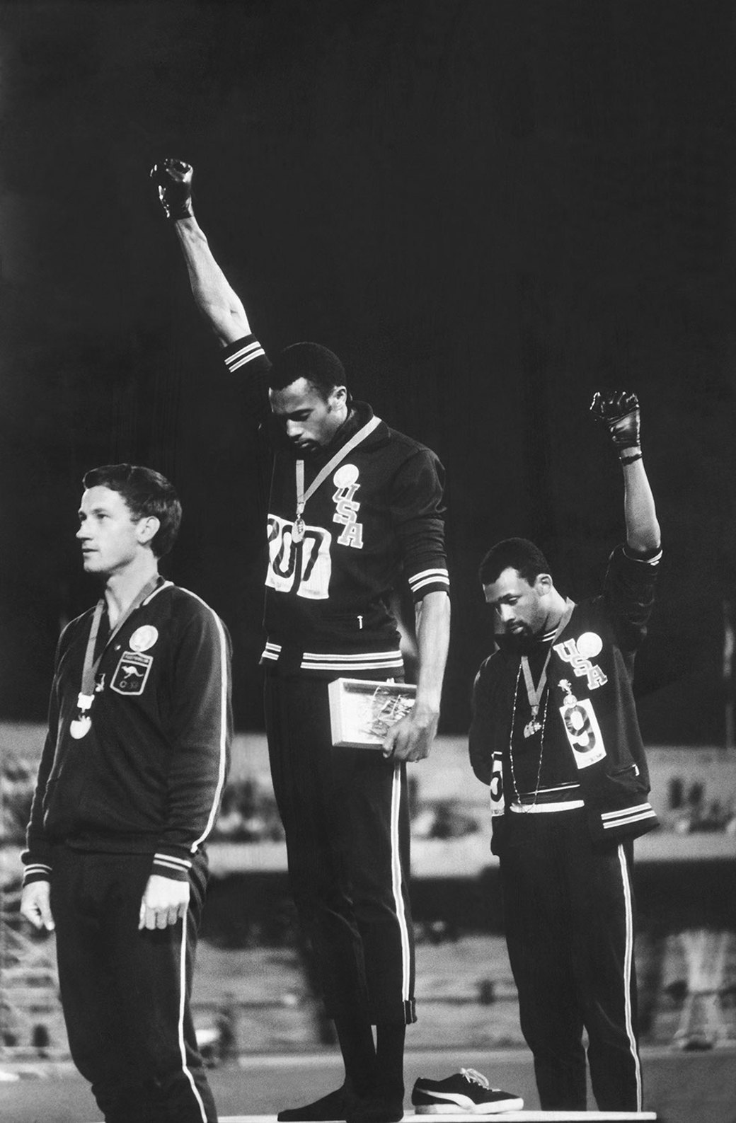 Знак солидарности с движением за права чернокожего населения США. Олимпийские игры в Мехико. 1968 год. Джон Доминис