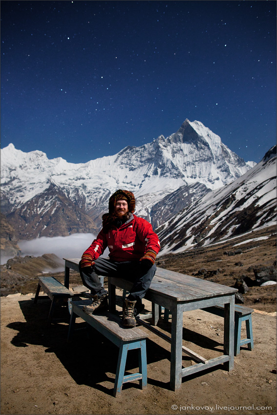 Автопортрет на фоне Мачапучре (6997 м), полнолуние (Непал, Гималаи, базовый лагерь Аннапурны)