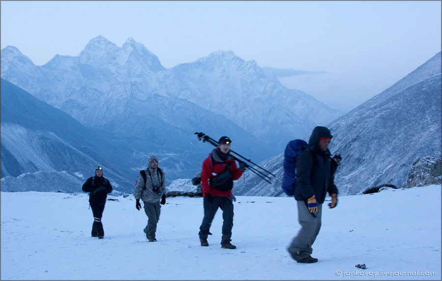 Команда Photo-Travel после ночной съемки (Непал, Гималаи, район Эвереста)