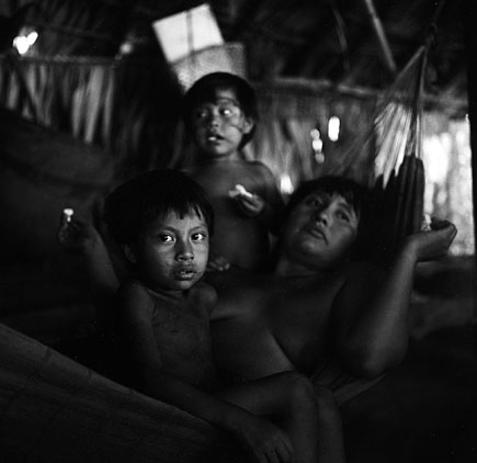 Дети в хижине. Фото - Икка Уймонен (lkka Uimonen)