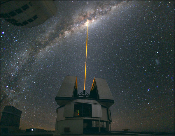  © Юрий Белецкий | Лазер, бьющий из купола Очень большого телескопа (VLT) в Чили. Луч лазера создает искусственную звезду в небе, таким образом астрономы пытаются измерить искажения, вызываемые неспокойной атмосферой Земли