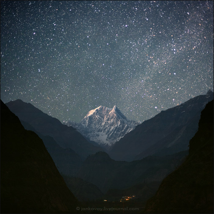Непал, национальный парк Аннапурна, вид на долину реки Кали-Гандаки с Южной Нилгири (6839 м) на заднем плане, 2011 год | 20 сек., f/1.6, ISO 2000, ФР 50 мм, восходящая луна (Canon EOS 5D Mark II + Canon EF 50 mm f/1.2 L USM)