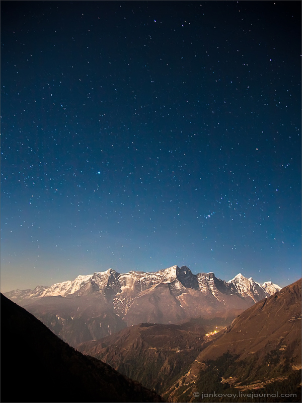 Непал, национальный парк Сагарматха в районе Эвереста, Конгде Ри (6187 м), ~3900 м | 30 сек., f/4, ISO 400, ФР 24 мм, полнолуние (Canon EOS 5D + Canon EF 24–105 mm f/4 L IS USM)