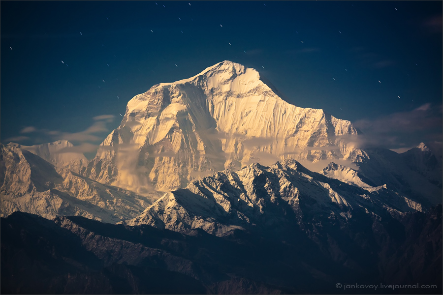 Непал, национальный парк Аннапурна, Дхаулагири (8167 м) в золотистом свете восходящей полной луны, 2010 год | 30 сек., f/2.8, ISO 400, ФР 145 мм, полнолуние (Canon EOS 5D Mark II + Canon EF 70–200 mm f/2.8 L USM)