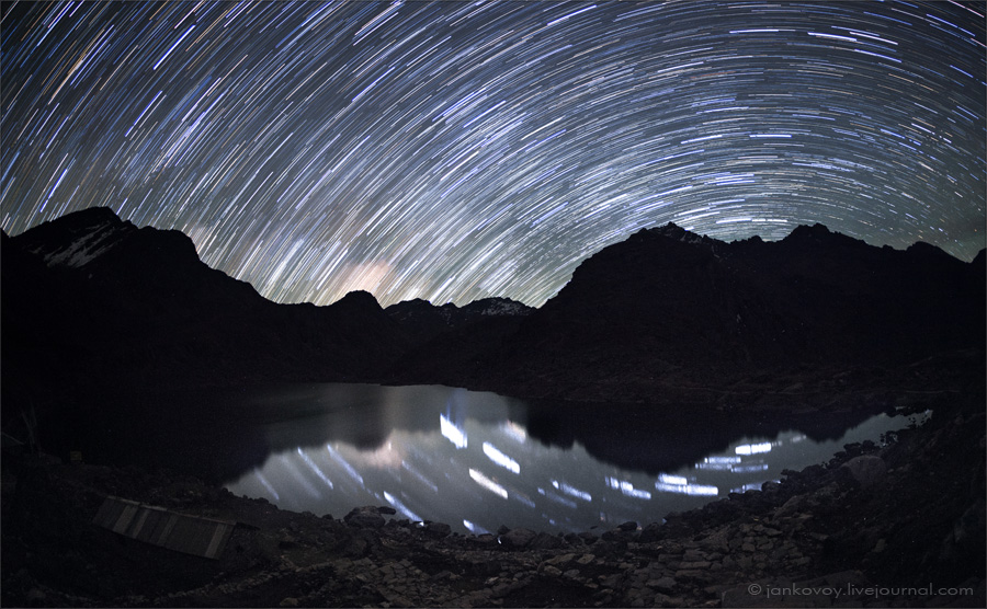 Непал, национальный парк Лангтанг, озеро Госайкунда (4380 м), 2011 год | 27 мин. (32 кадра x 30 сек.), f/2.8, ISO 2000, ФР 15 мм, безлунная ночь (Canon EOS 5D Mark II + Canon EF 15 mm f/2.8 Fisheye)