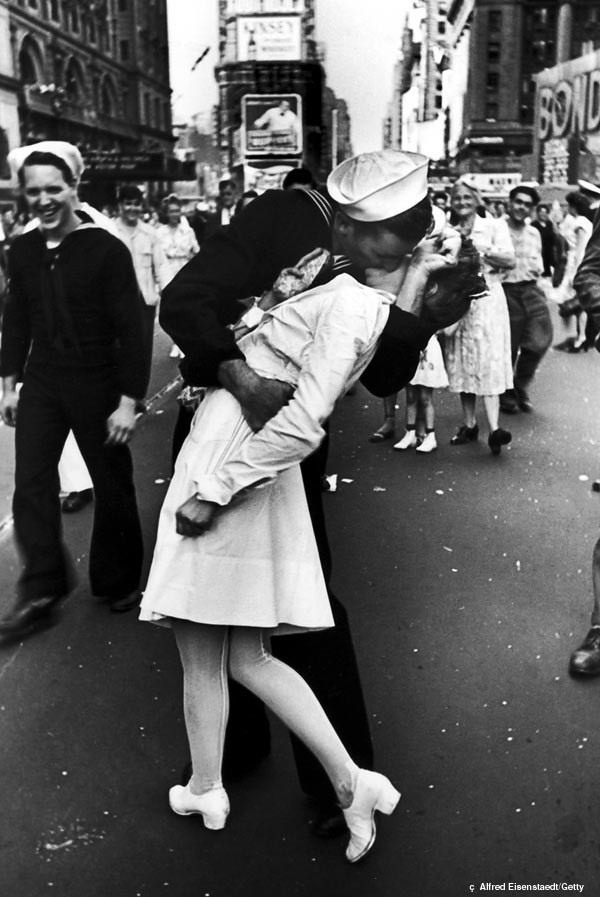 «День победы над Японией на Таймс-Сквер», Альфред Эйзенштадт, 1945 год