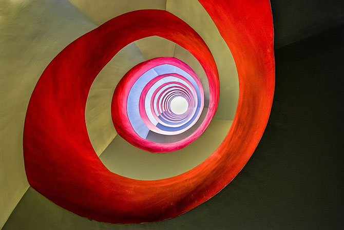 Лестница в офисном здании. Место съёмки: Кёльн, Северный Рейн — Вестфалия, Германия. Номинация: Architecture, Open Competition, 1 место. (Holger Schmidtke/2014 Sony World Photography Awards)