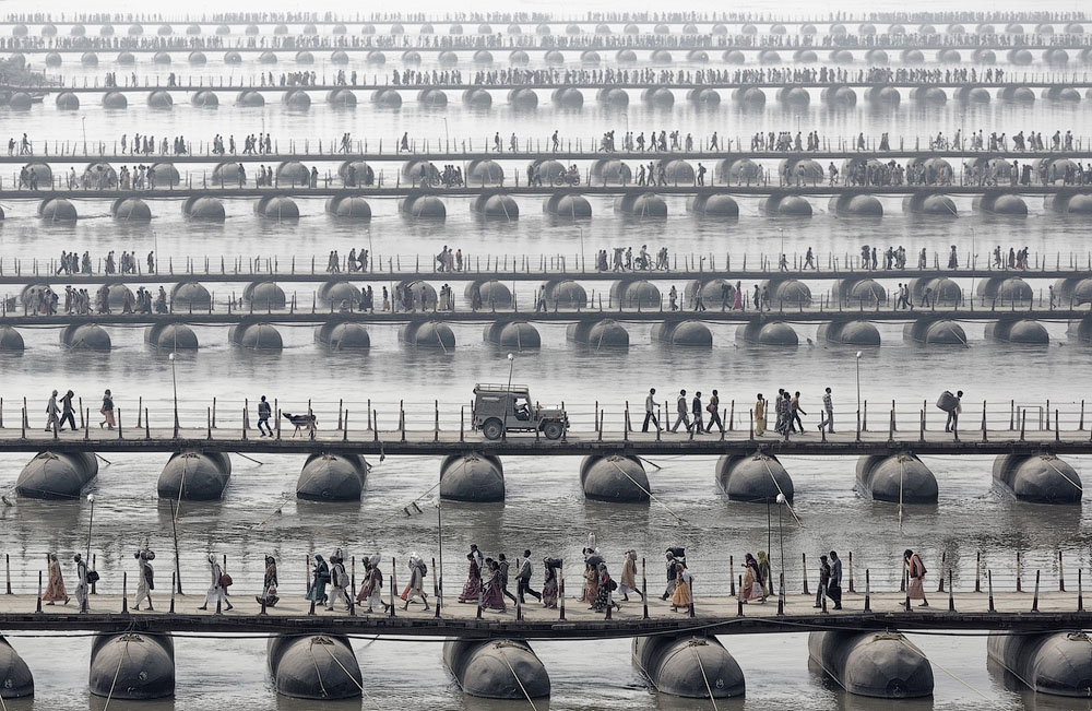 Паломники и верующие идут по понтонным мостам во время фестиваля «Маха Кумбха-мела» — самого большого собрания людей на планете. Место съёмки: Индия. Номинация: National Awards, Германия, 3 место. (Wolfgang Weinhardt/2014 Sony World Photography Awards)