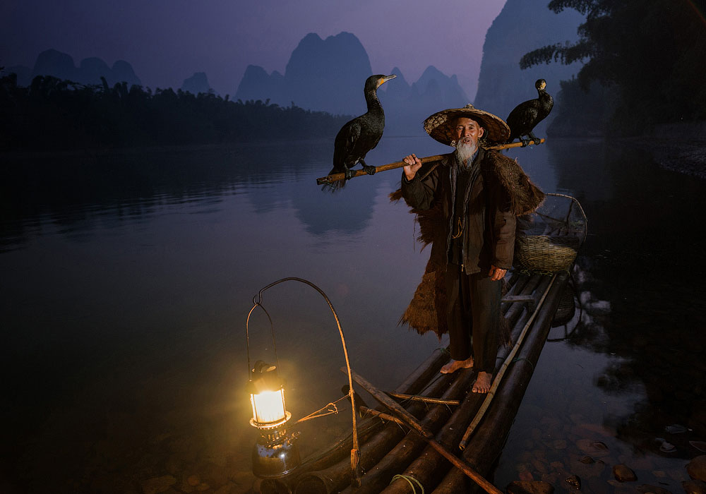 Рыбак с бакланами на живописной реке Лицзян. Место съёмки: Гуанси, Китай. Номинация: National Awards, Австралия, 1 место. (Neville Jones/2014 Sony World Photography Awards)