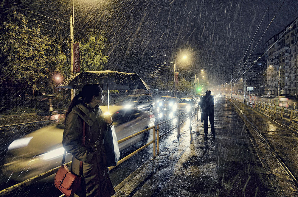 Первый снег. Место съёмки: Бухарест, Румыния. Номинация: Low Light, Open Competition, 1 место. (Vlad Eftenie/2014 Sony World Photography Awards)