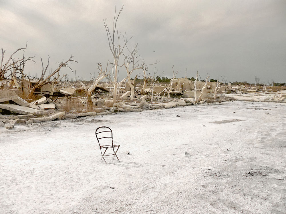 Руины деревни, затопленной после прорыва плотины на озере Эпекуэн в 1985 году. Место съёмки: Буэнос-Айрес, Аргентина. Номинация: National Awards, Аргентина, 3 место. (Doralisa Romero/2014 Sony World Photography Awards)
